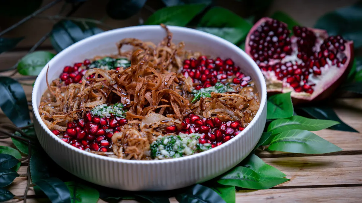 صورة طبق حراق باصبعه