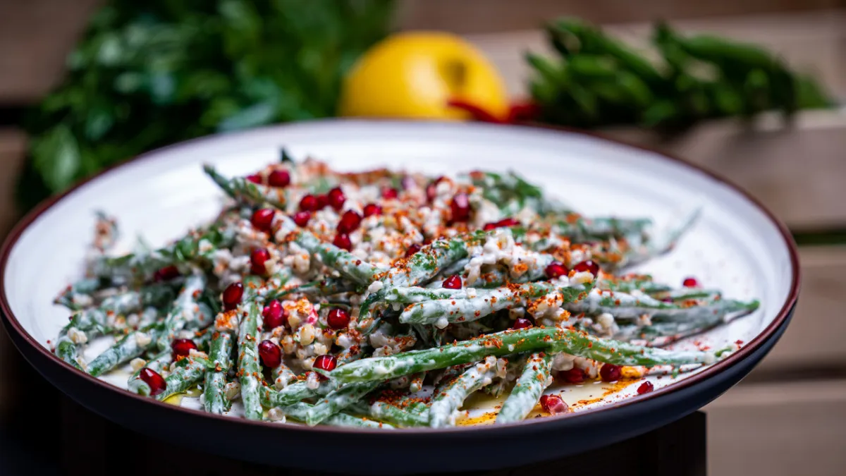 صورة طبق سلطة الفصوليا الخضراء بالفريكة والطحينة