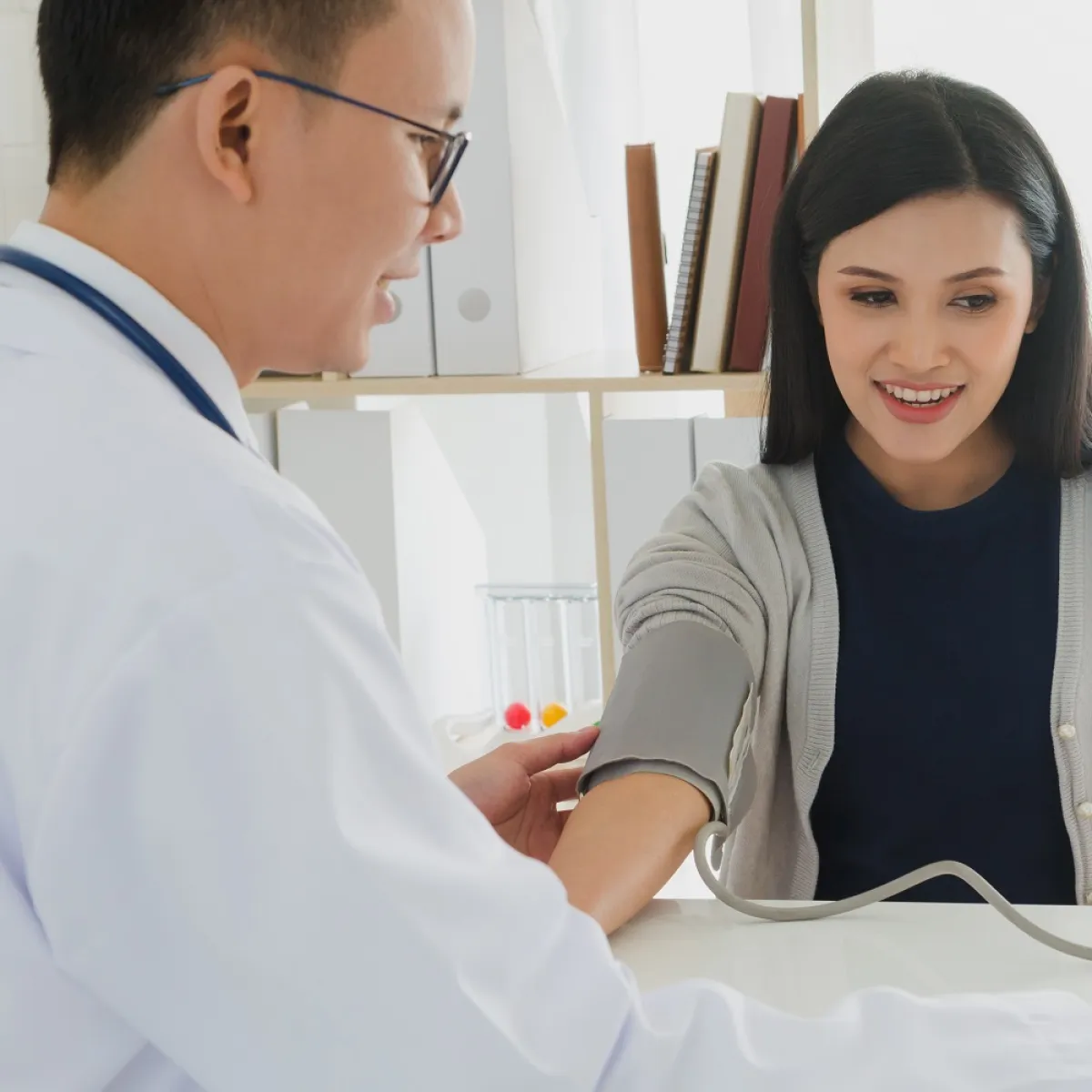 صورة لحامل وطبيب