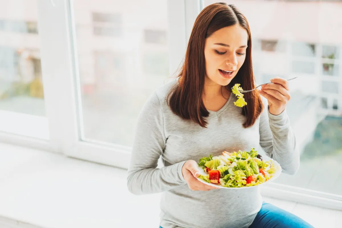 صورة لحامل تأكل