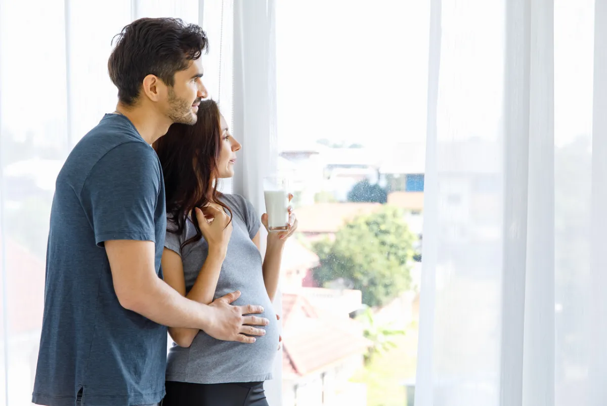 صورة لحامل تشرب الحليب