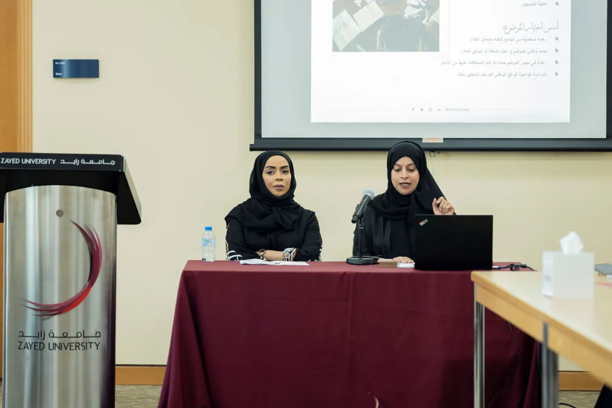 من اليمين فاطمة محمد ومريم الزعابي من مركز حمدان بن محمد لإحياء التراث