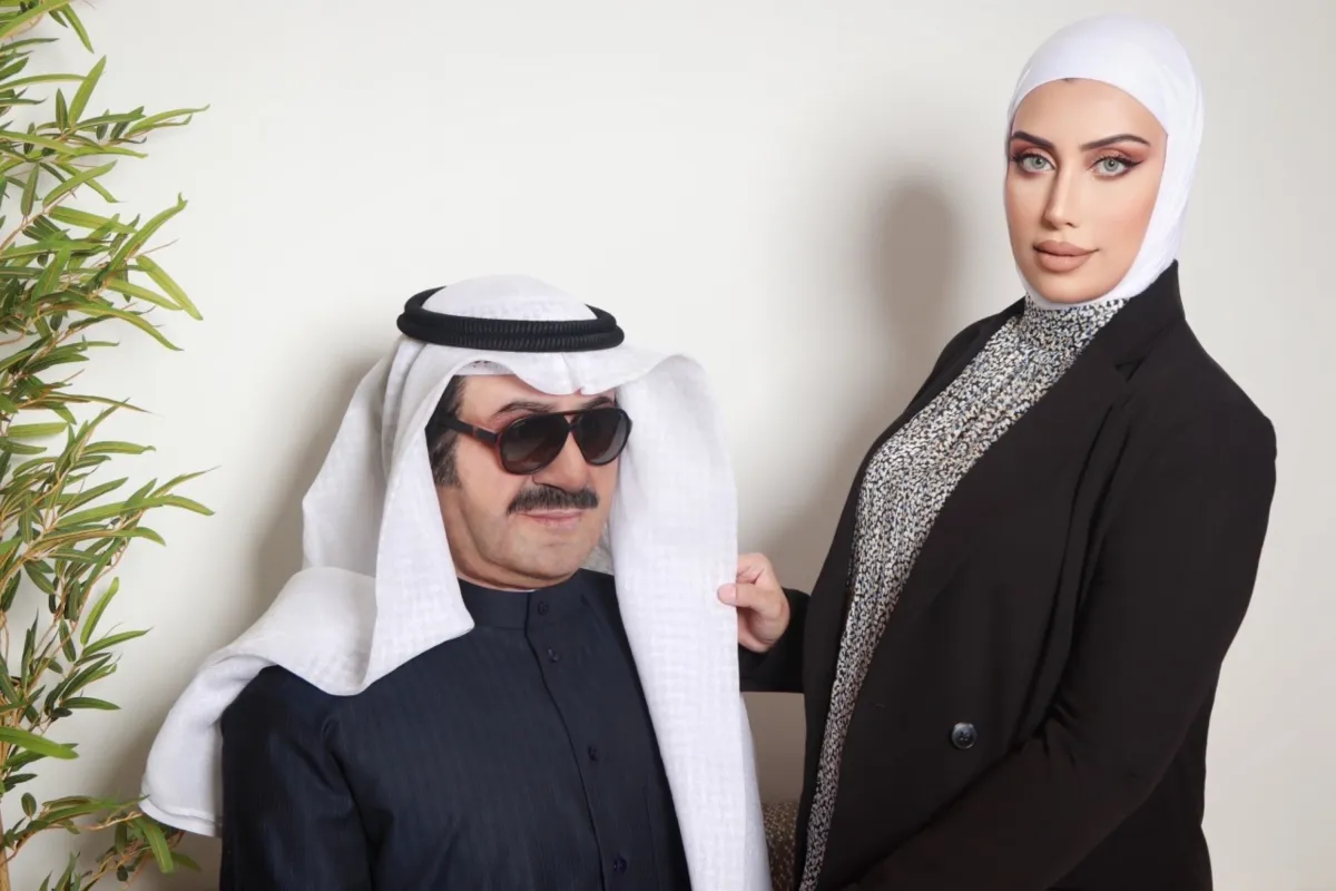 ابتهال ابل مع منحوته التي صنعتها للراحل عبد الحسين عبد الرضا