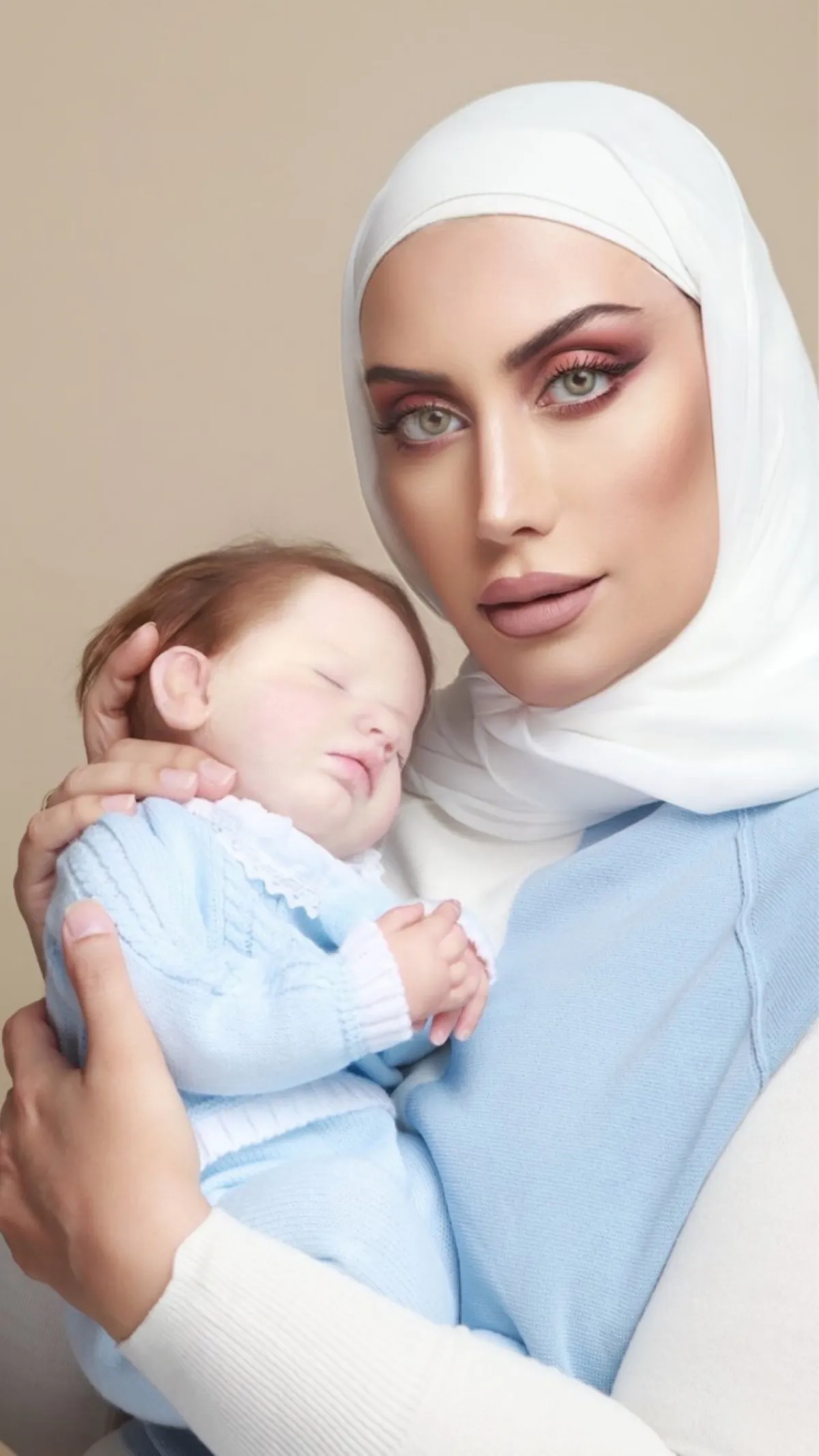 النحاتة الكويتية ابتهال أبل مع دميتها سارة