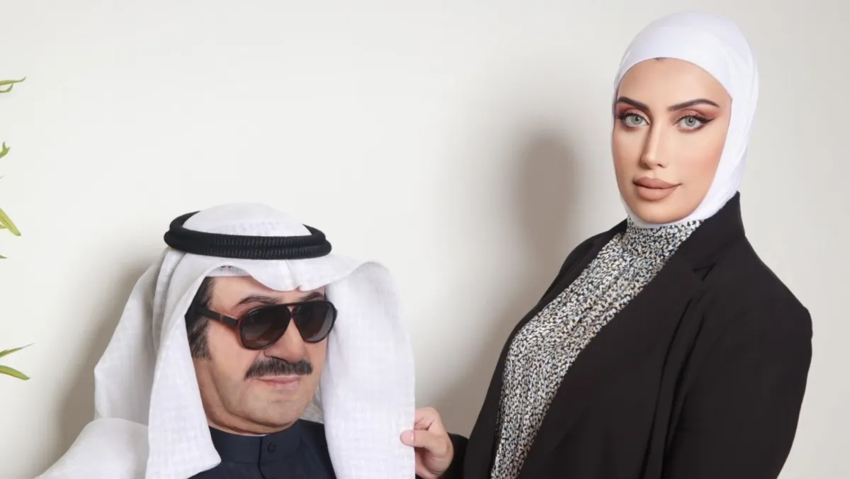 ابتهال ابل مع منحوته التي صنعتها للراحل عبد الحسين عبد الرضا