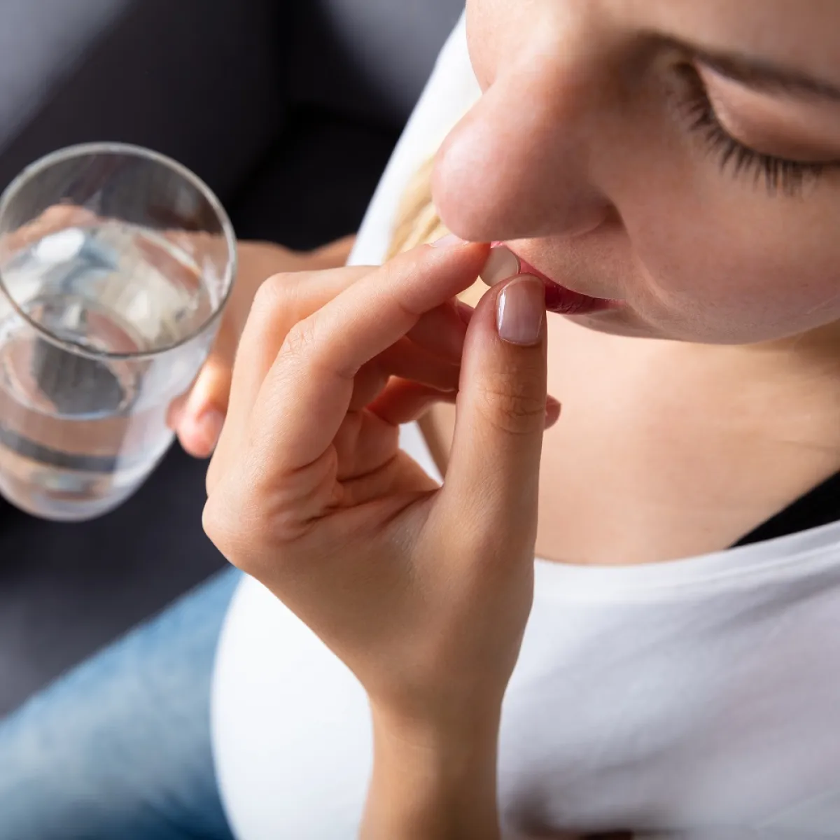 صورة لحامل تتناول الدواء