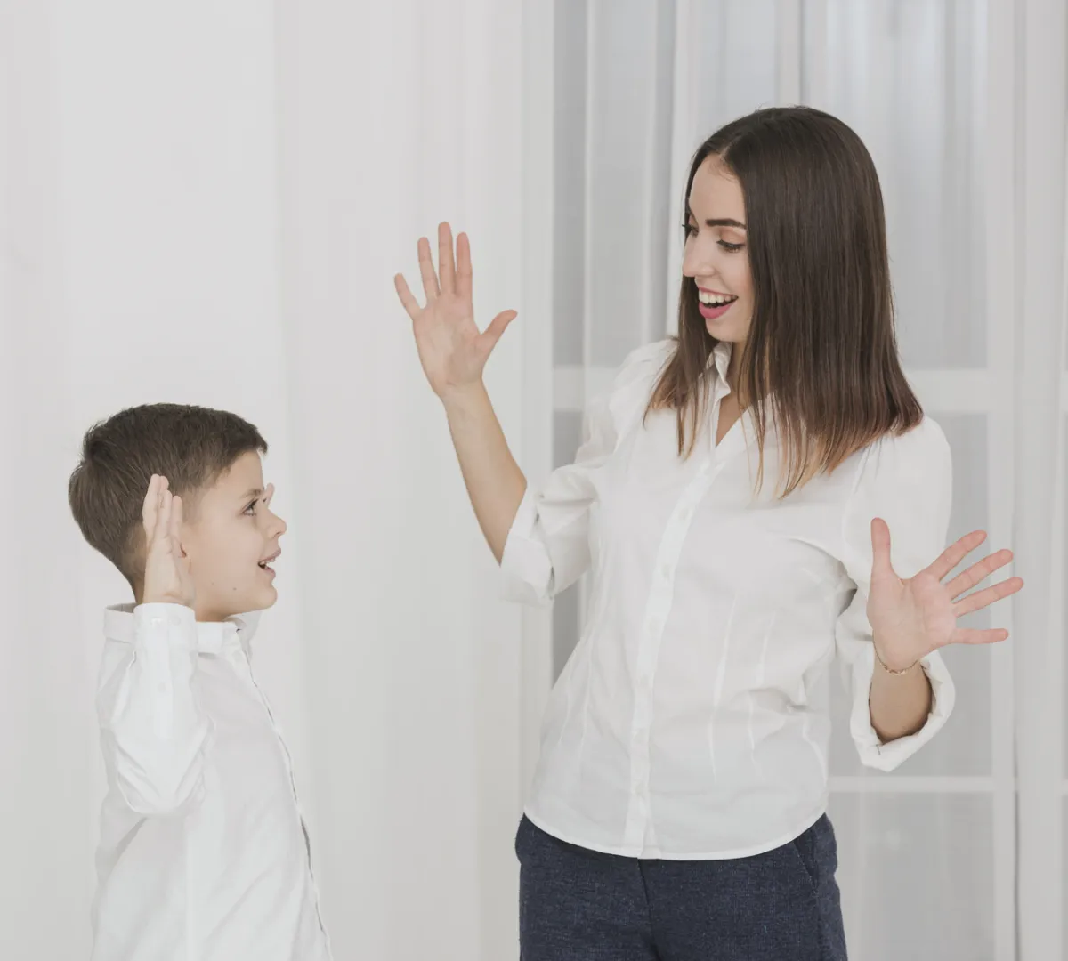 صورة أم تتحدث مع طفلها