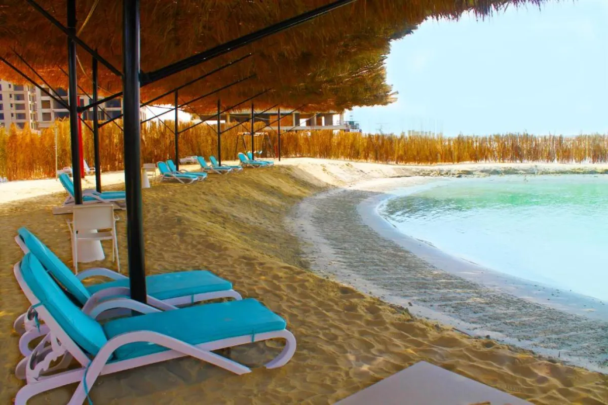 الشاطئ في منتجع وسبا لاغونا بيتش لكجري