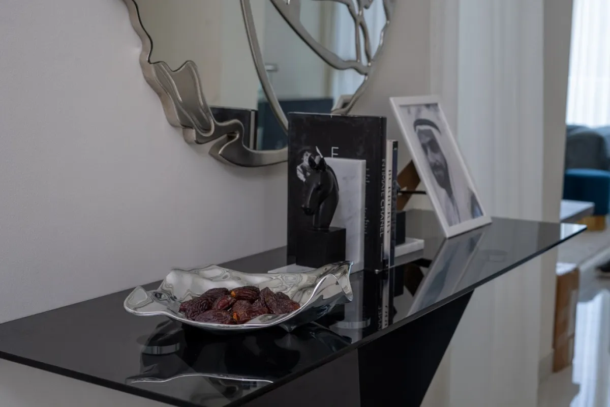 طاولة الكونسول في مدخل المنزل