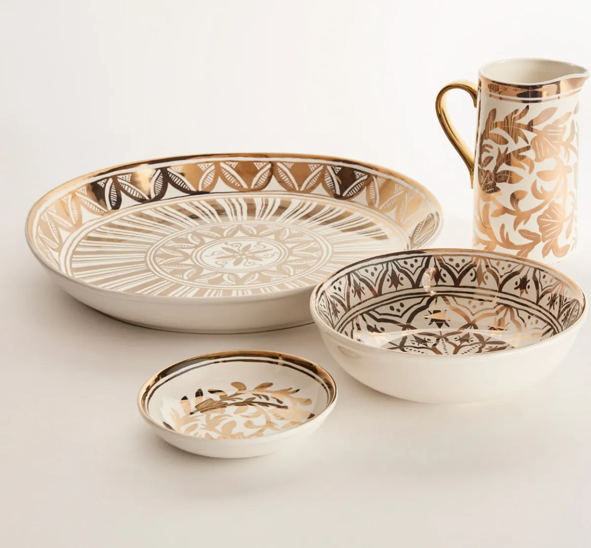 صحون وإبريق بزخرفات ذهبية من بوتري بارن