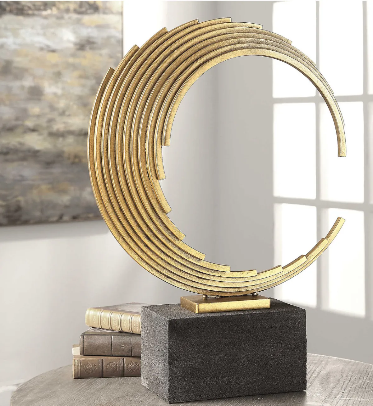 مجسم لهلال ذهبي Saanvi من إنتيريرز Interiors  