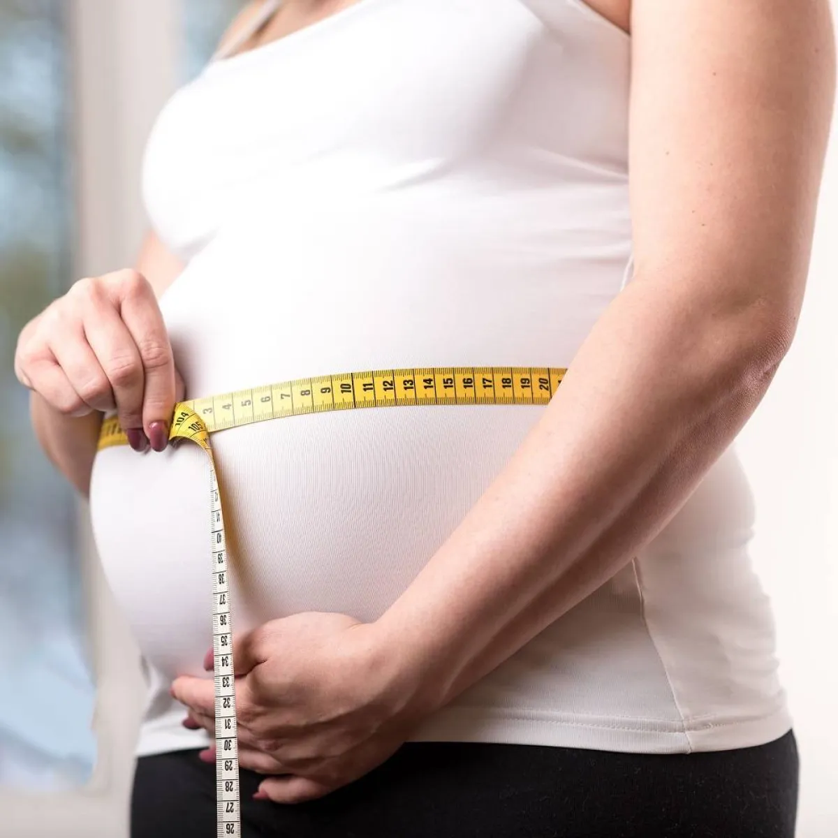 صورة لحامل تقيس وزنها