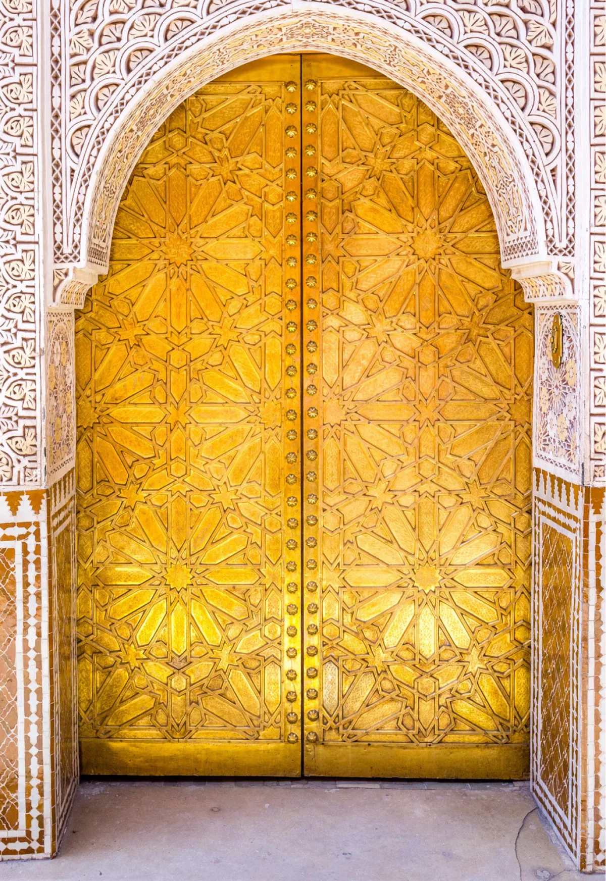 تصميم مميز لأحد الأبواب في مراكش