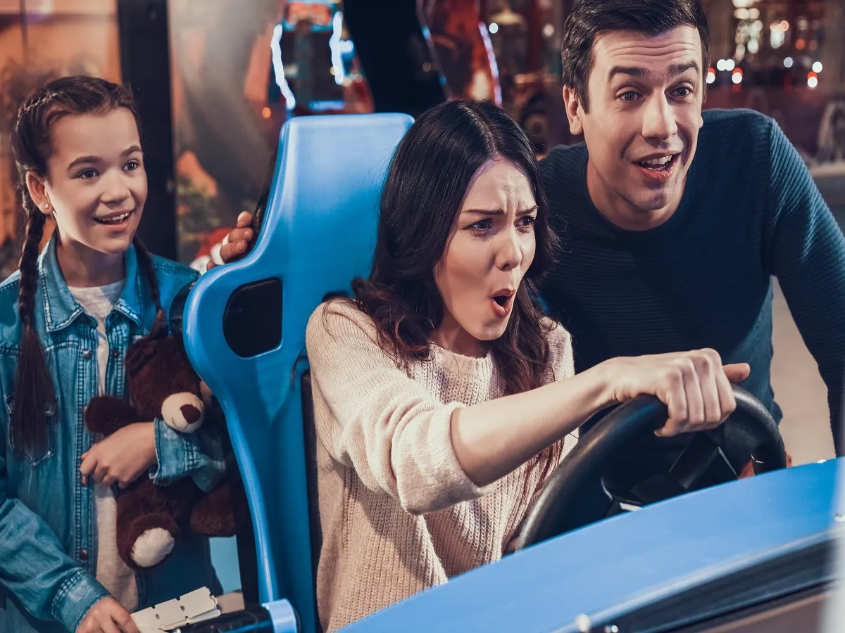 صورة لامرأة تلعب