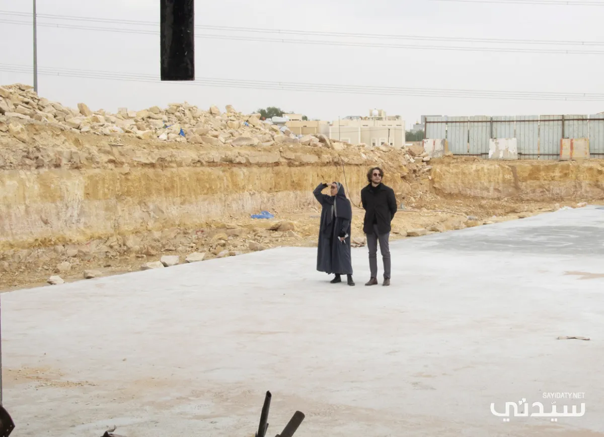 فريق كوارتز بين مخلفات أنقاض البنايات