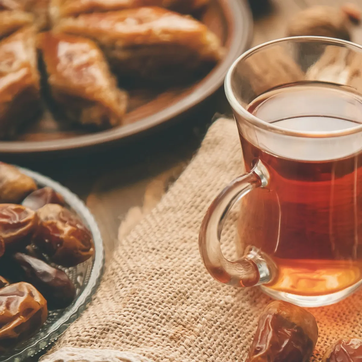 صورة لطبق يحوي التمر والحلويات