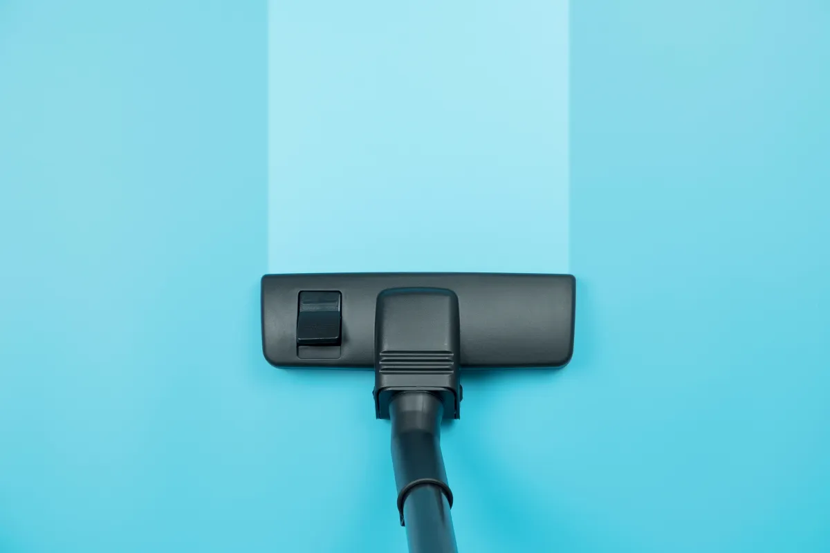 المكنسة الكهربائية لإزالة الغبار من سجادة الصلاة