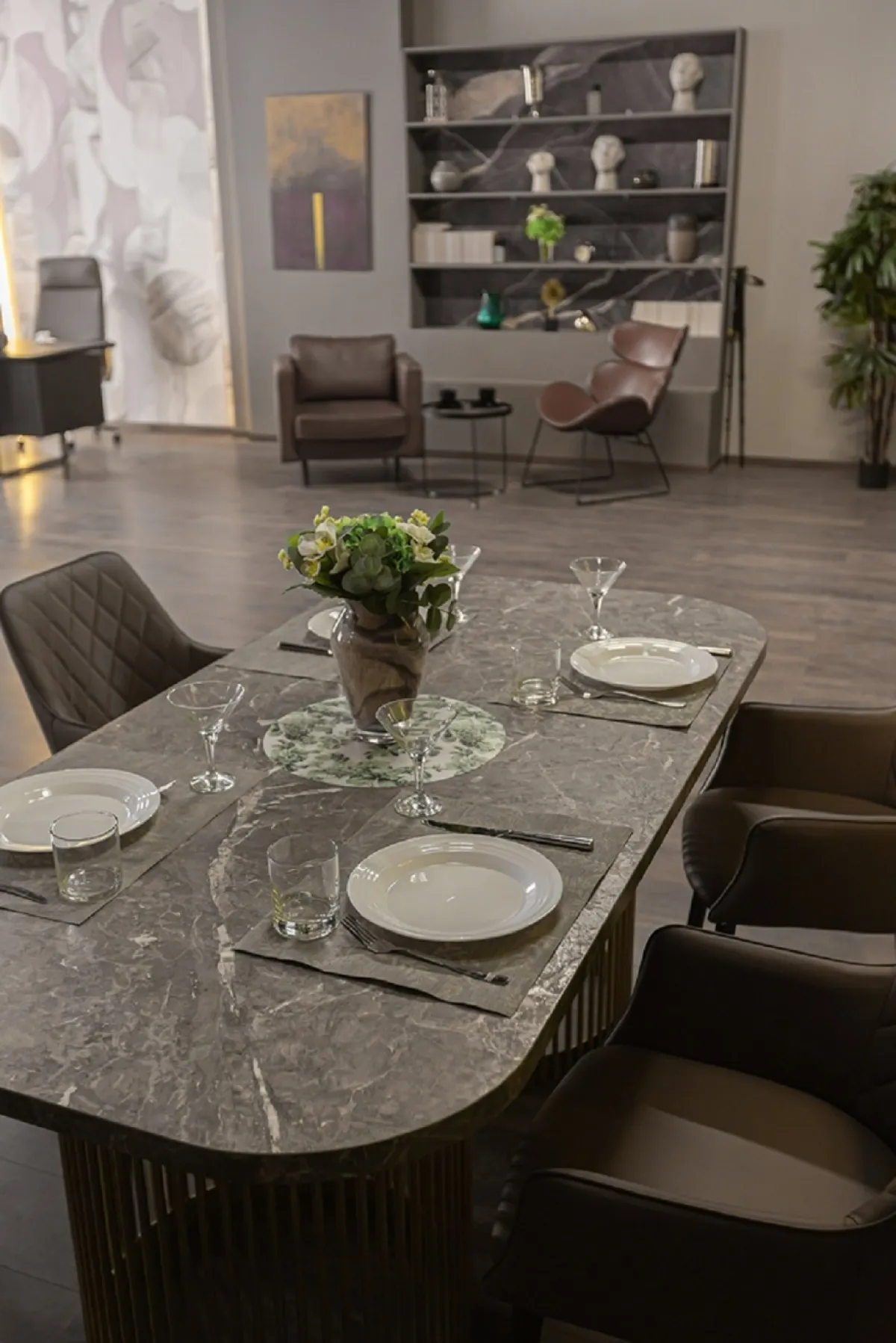 جانب من غرفة الطعام، في شقة محدودة المساحة