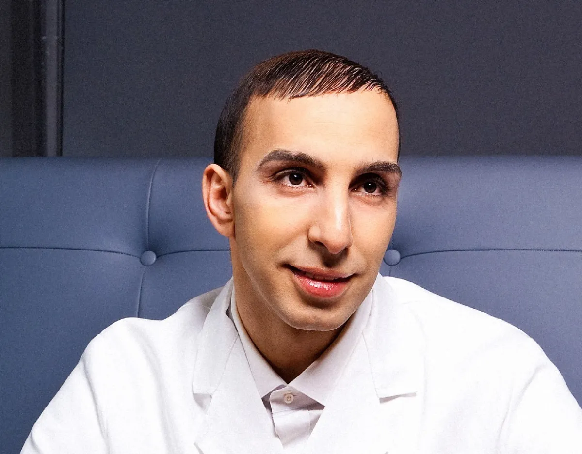 المصمم عزيز بكاوي