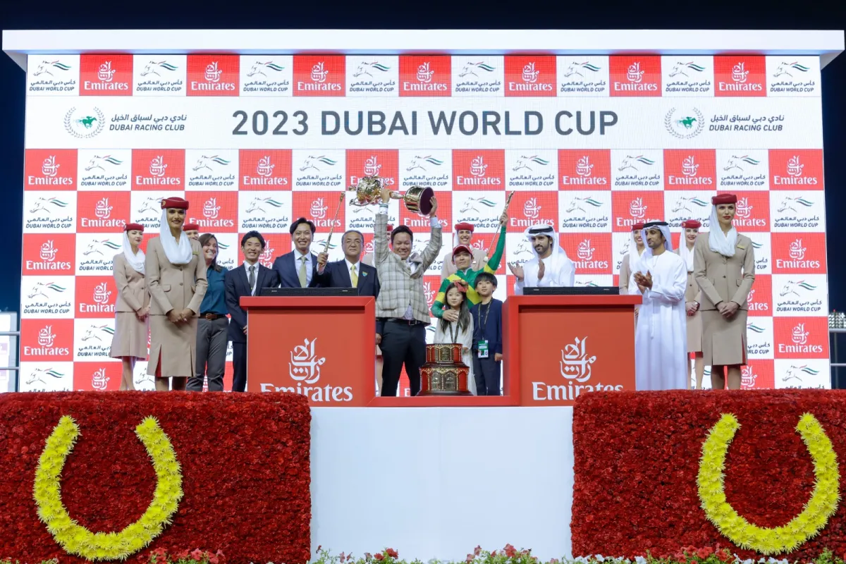 الشيخ حمدان بن محمد بن راشد آل مكتوم يتوج الفائزين بالشوط الرئيسي ⁧. الصورة من مكتب دبي الإعلامي