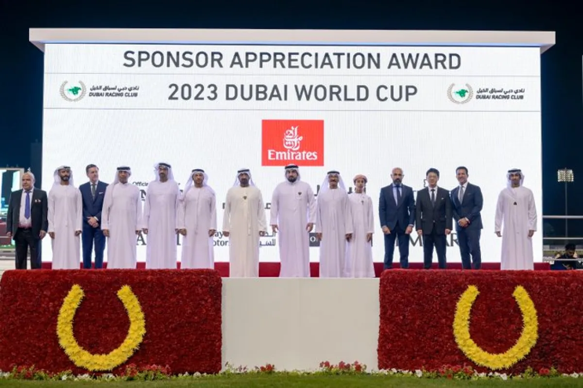 الشيخ أحمد بن محمد بن راشد آل مكتوم يكرم الشركات والجهات الراعية. الصورة من مكتب دبي الإعلامي