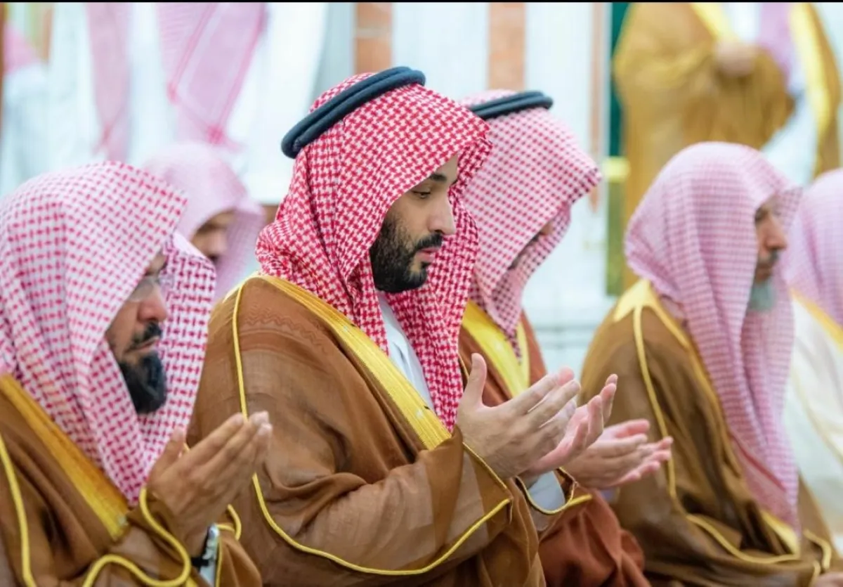 الأمير محمد بن سلمان يؤدي الصلاة في المسجد النبوي. الصورة من وكالة شؤون المسجد النبوي على تويتر