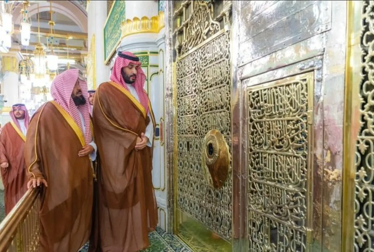 أدى الأمير محمد بن سلمان الصلاة في الروضة الشريفة، وتشرف بالسلام على رسول الله _صلى الله عليه وسلم_، وعلى صاحبيه رضوان الله عليهما. الصورة من وكالة شؤون المسجد النبوي على تويتر