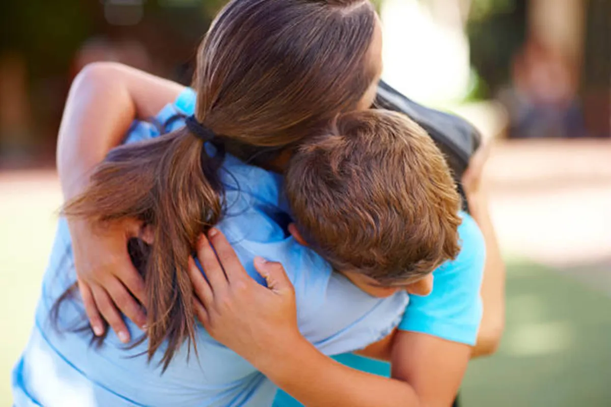 مذيعة توقف بث تقريرها لتحتضن ابنها الناجي من إطلاق نار 