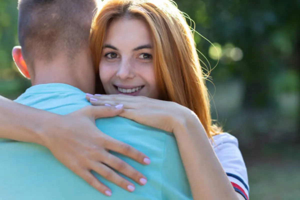 مذيعة توقف بث تقريرها لتحتضن ابنها الناجي من إطلاق نار 