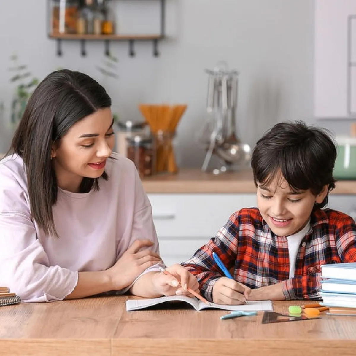 صورة لأم تساعد طفلها 