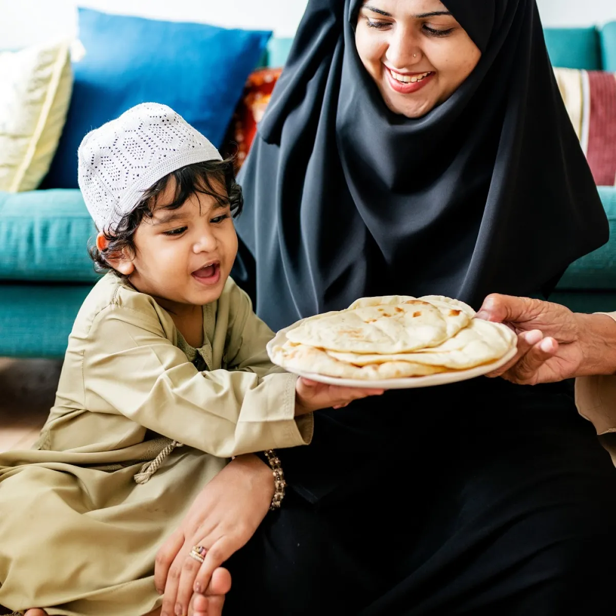 صورة لطفل  يشارك عائلته تقديم الطعام