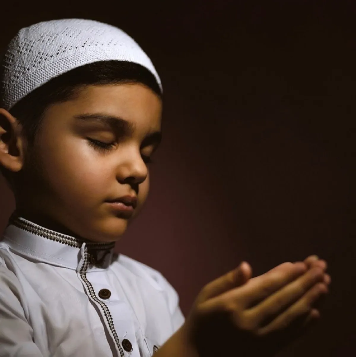صورة لطفل يدعو ربه