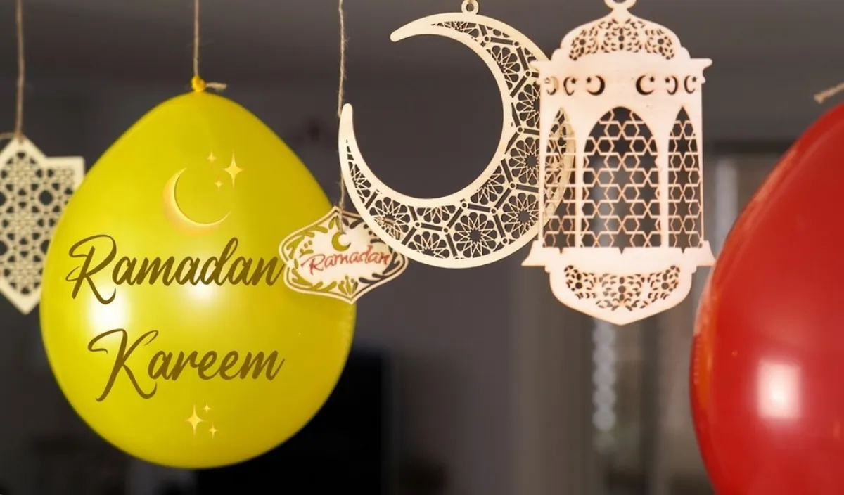 حبال محملة برموز رمضان