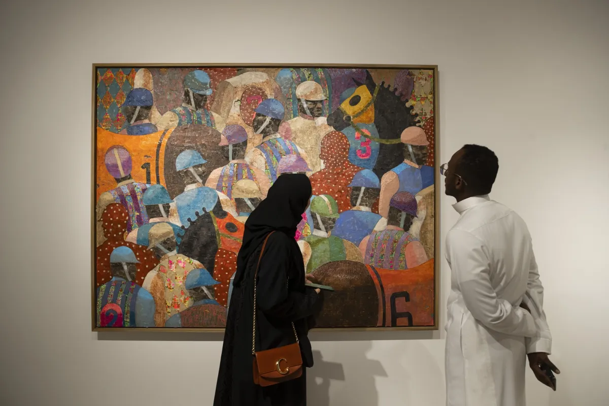 الزوار يتأملون المعروضات