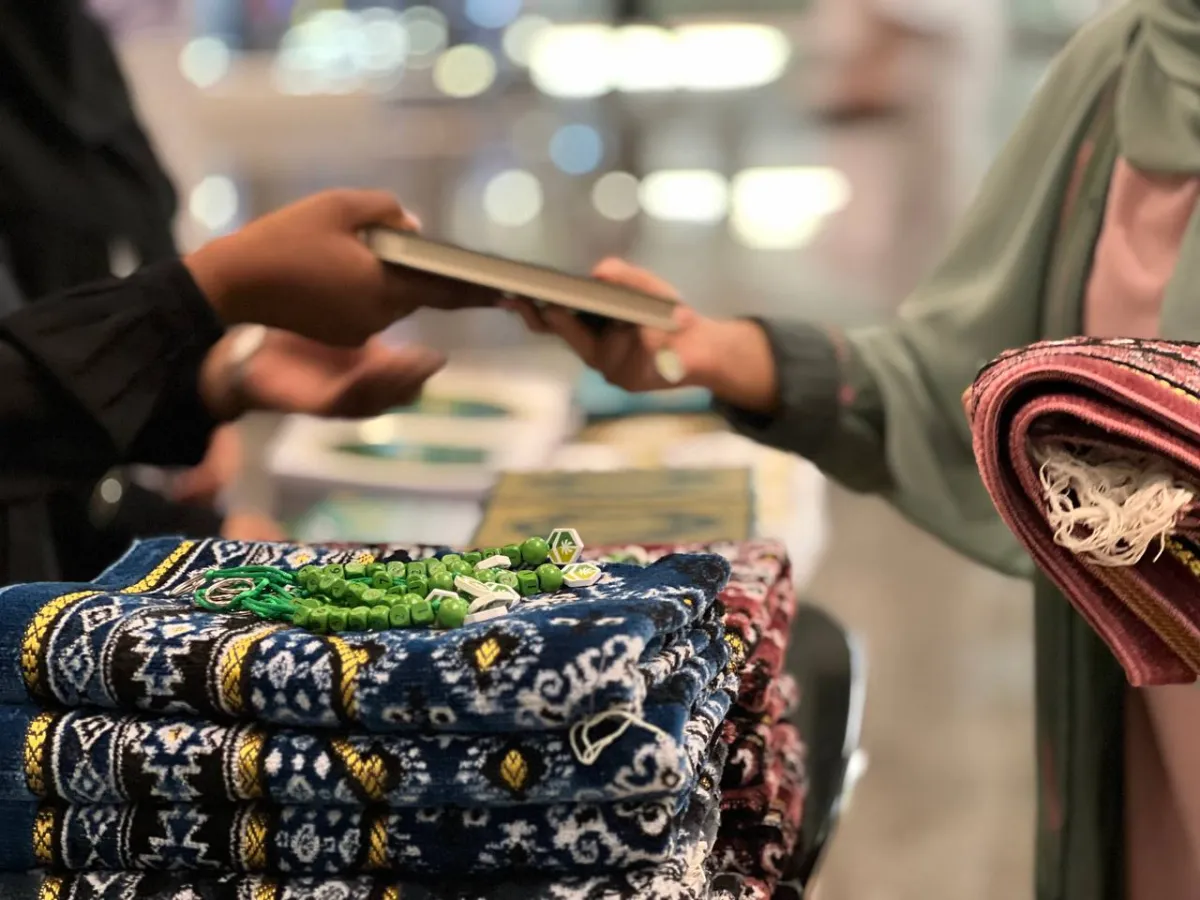 توزيع الهدايا التذكارية على قاصدات المسجد الحرام. الصورة من رئاسة شؤون الحرمين