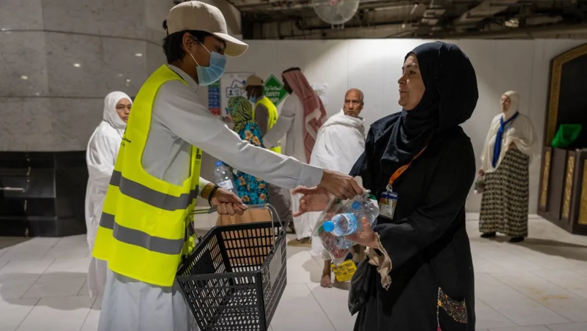 تقديم وجبات الإفطار للمعتمرين في المسجد الحرام. الصورة من رئاسة شؤون الحرمين