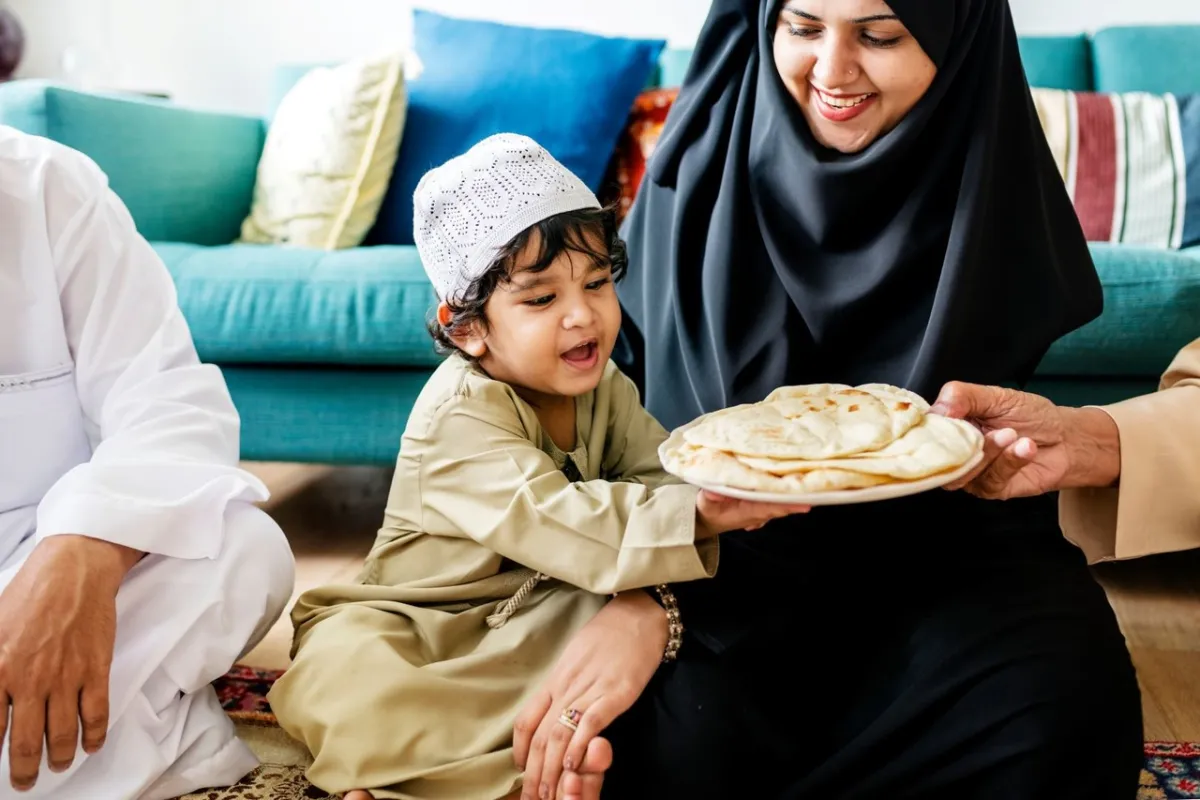 صورة لعائلة تتناول الطعام