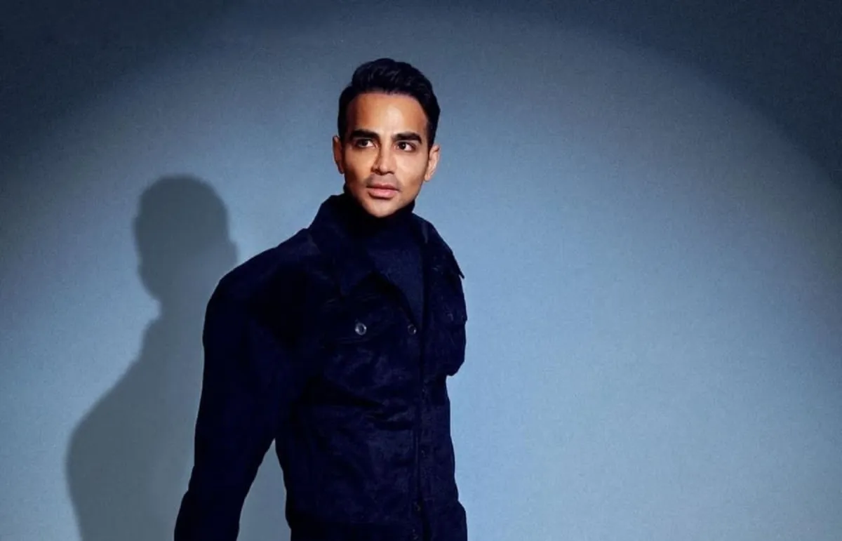 من الكويت مصمم الأزياء ظاهر باقر