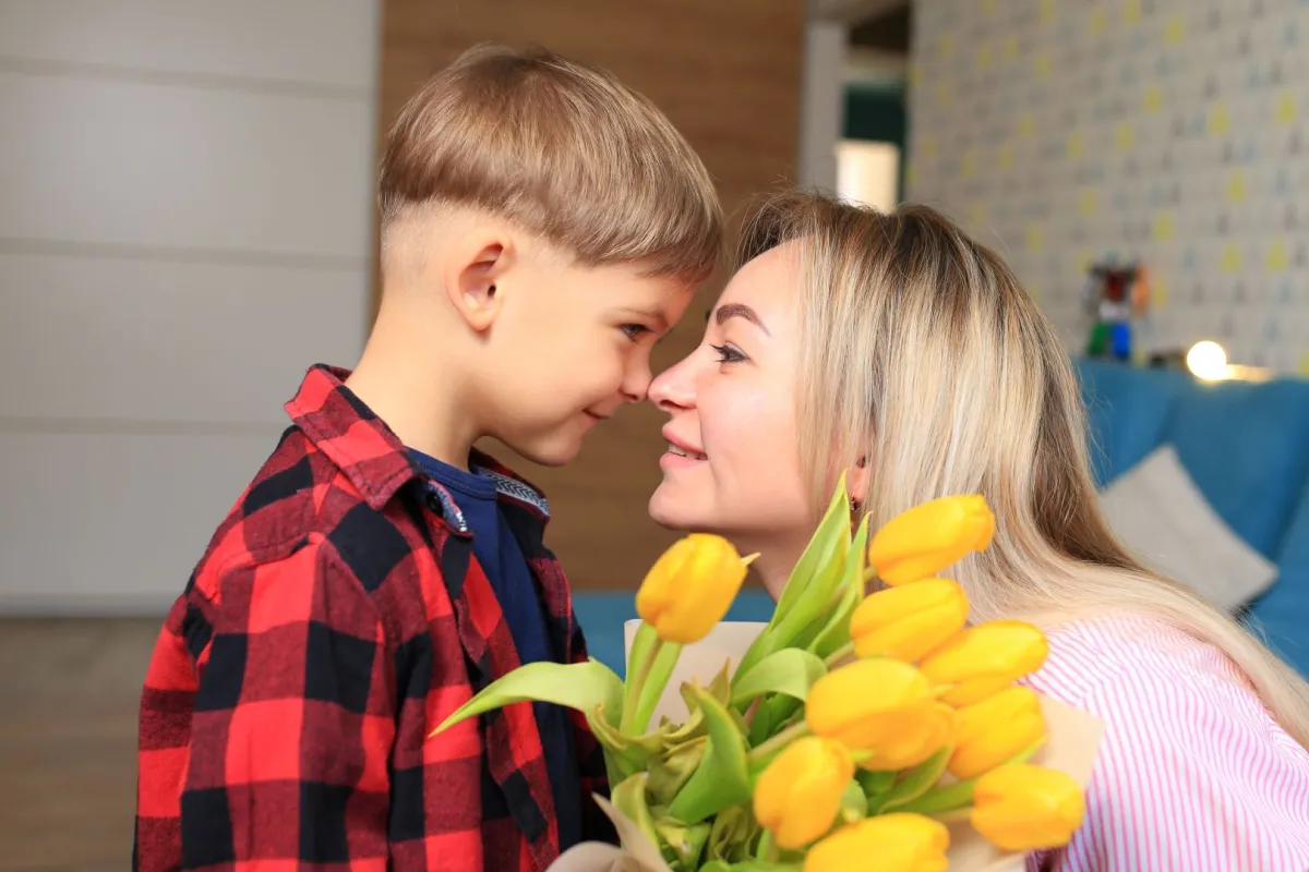 مذيعة توقف بث تقريرها لتحتضن ابنها الناجي من إطلاق نار 