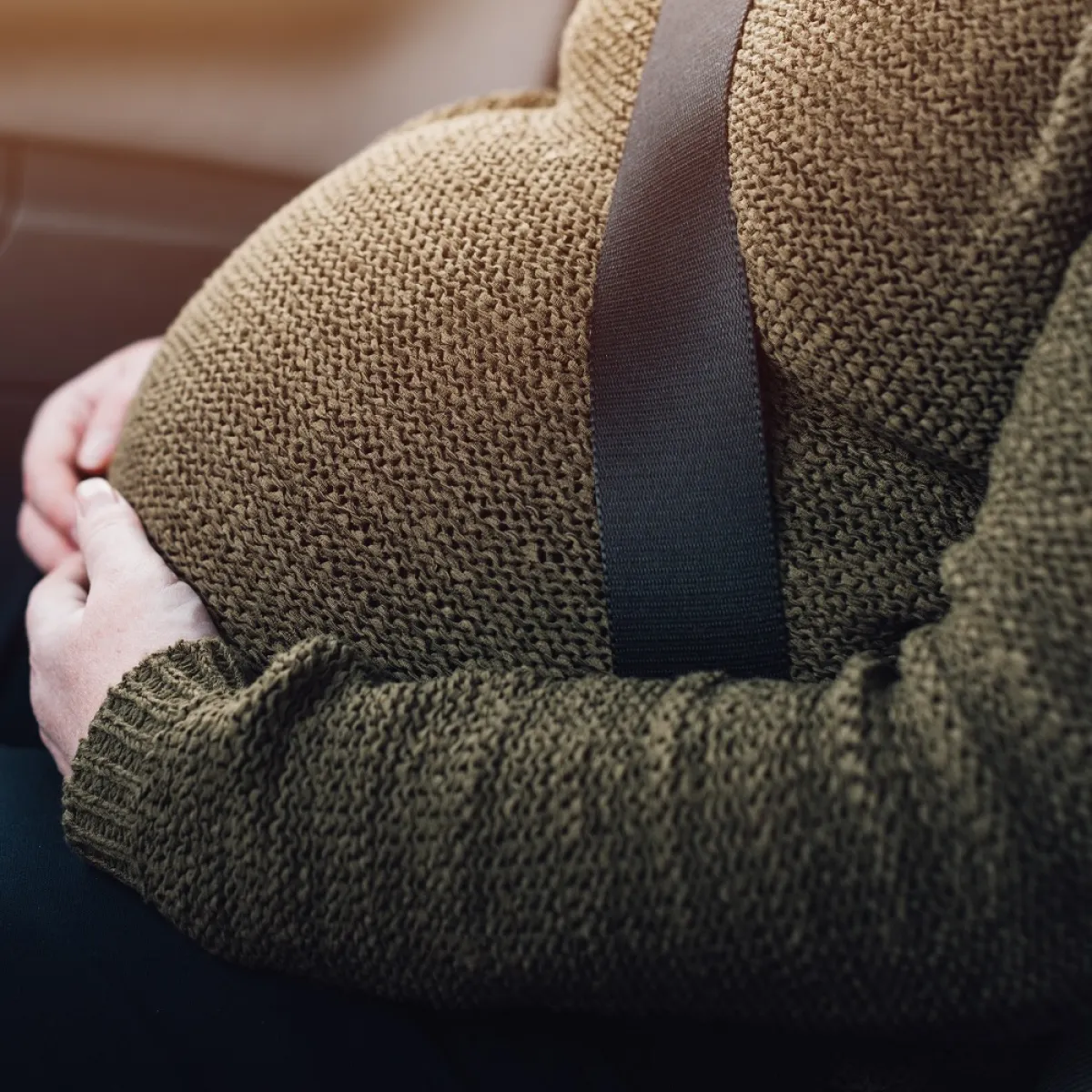 صورة لحامل ترتدي حزام الأمان