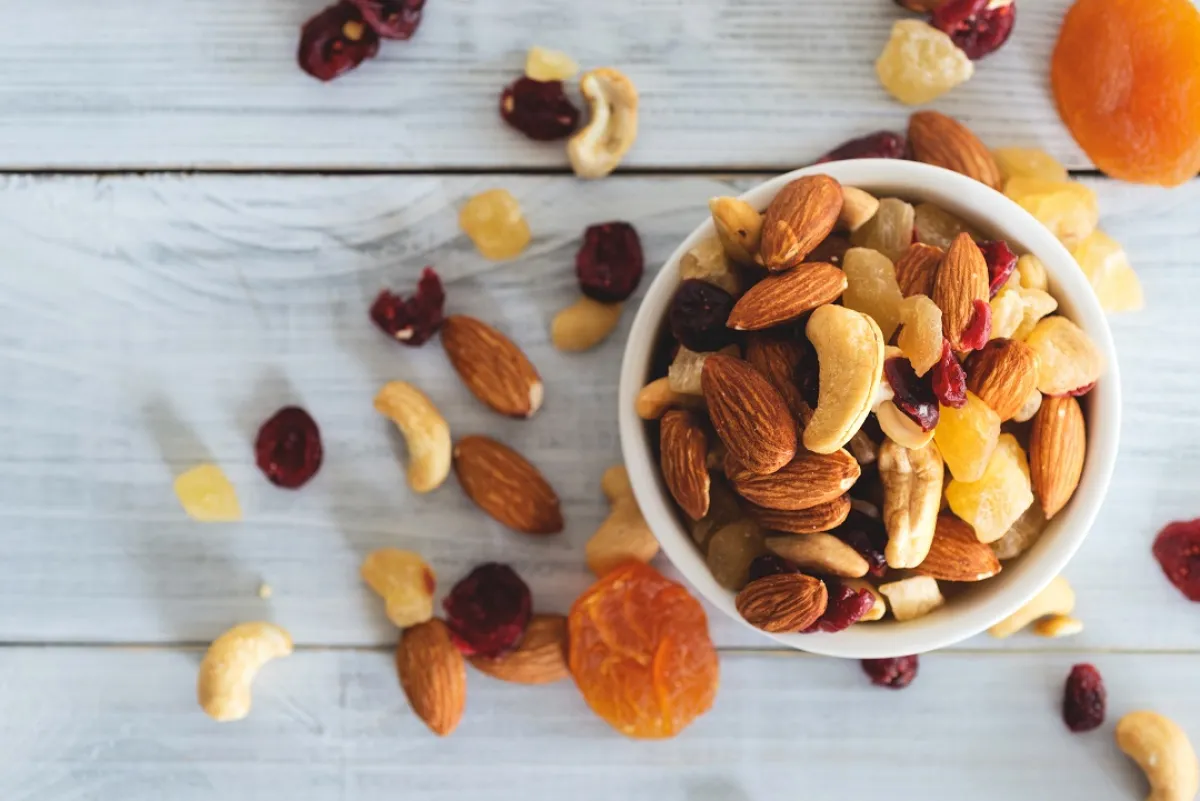 صورة لطبق يحتوي على الفواكه المجففة