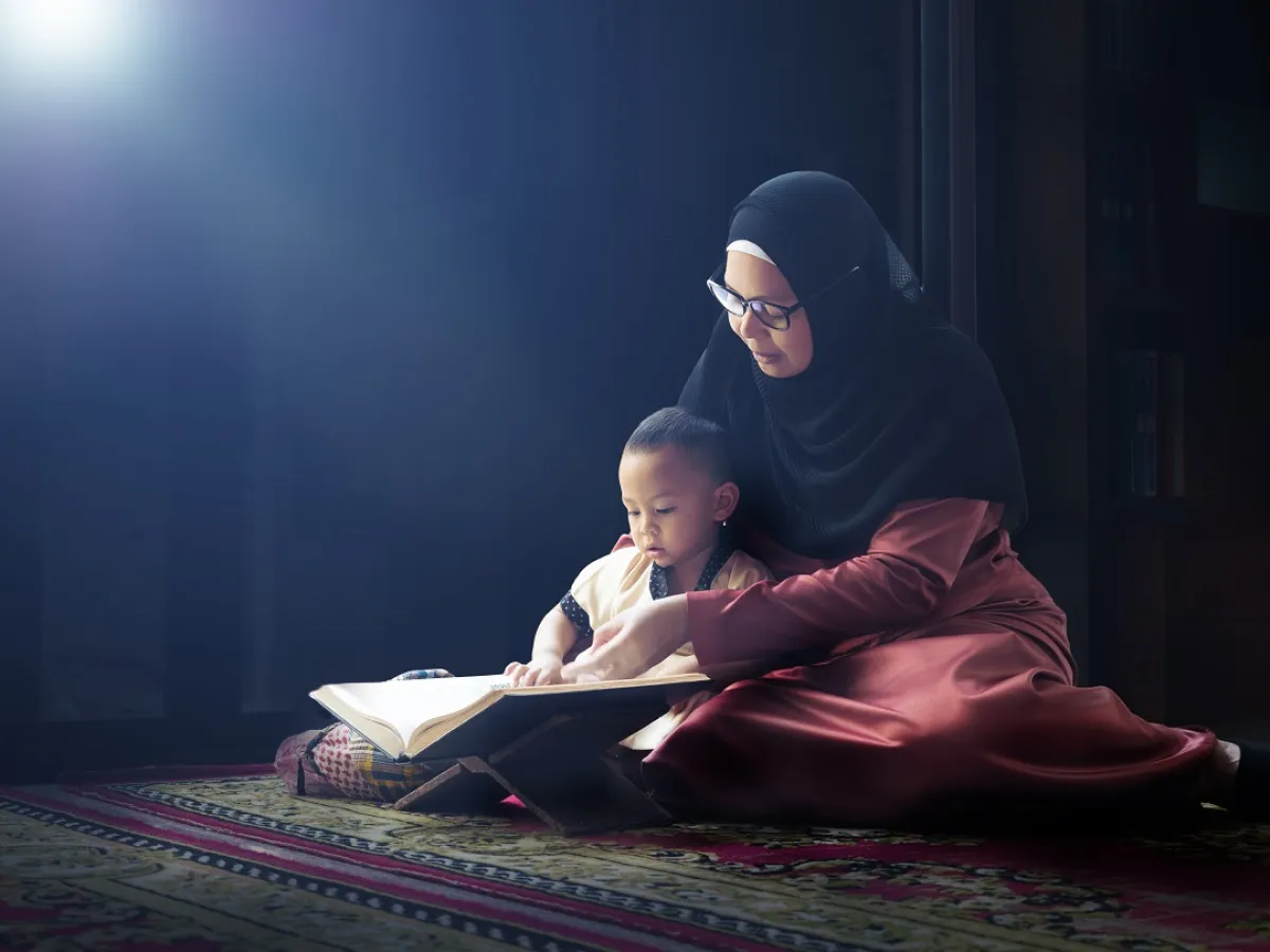 صورة ترمز لتعويد الطفل سماع القرآن