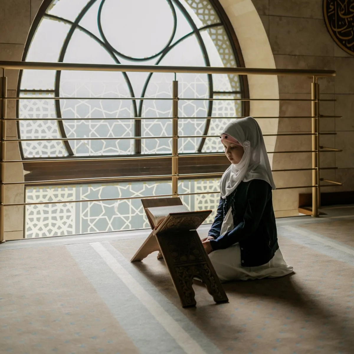 صورة لطفلة تقرأ القرآن