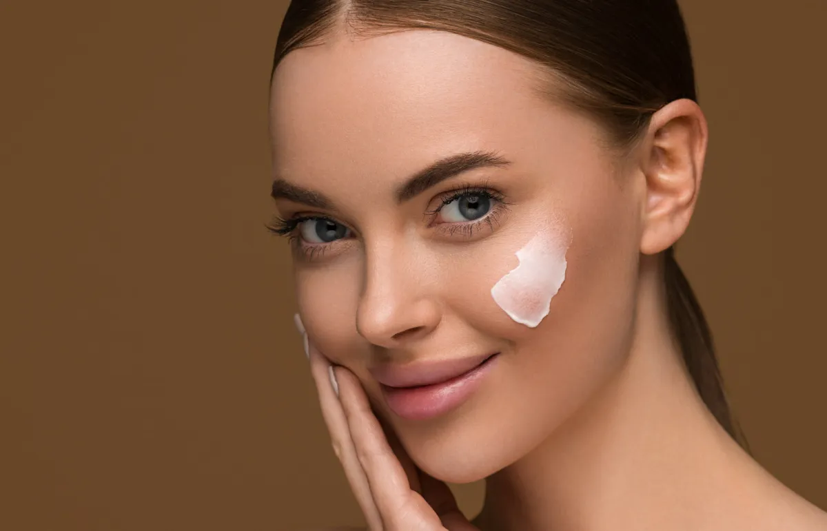 الترتيب الصحيح لمنتجات العناية اليومية SKINCARE Routines - الصورة من shutterstock