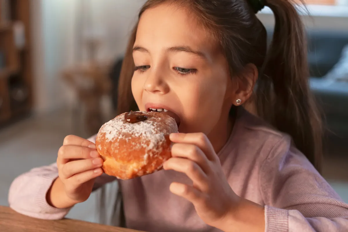 صورة فتاة تأكل