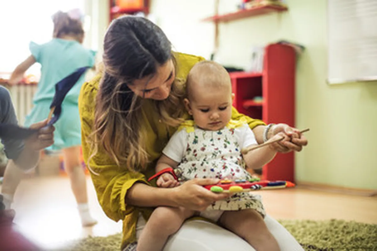 صورة لأم تهتم بما يهتم به طفلها