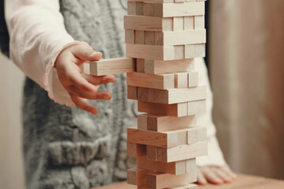 صورة لطفل تجذبه المكعبات الهندسية