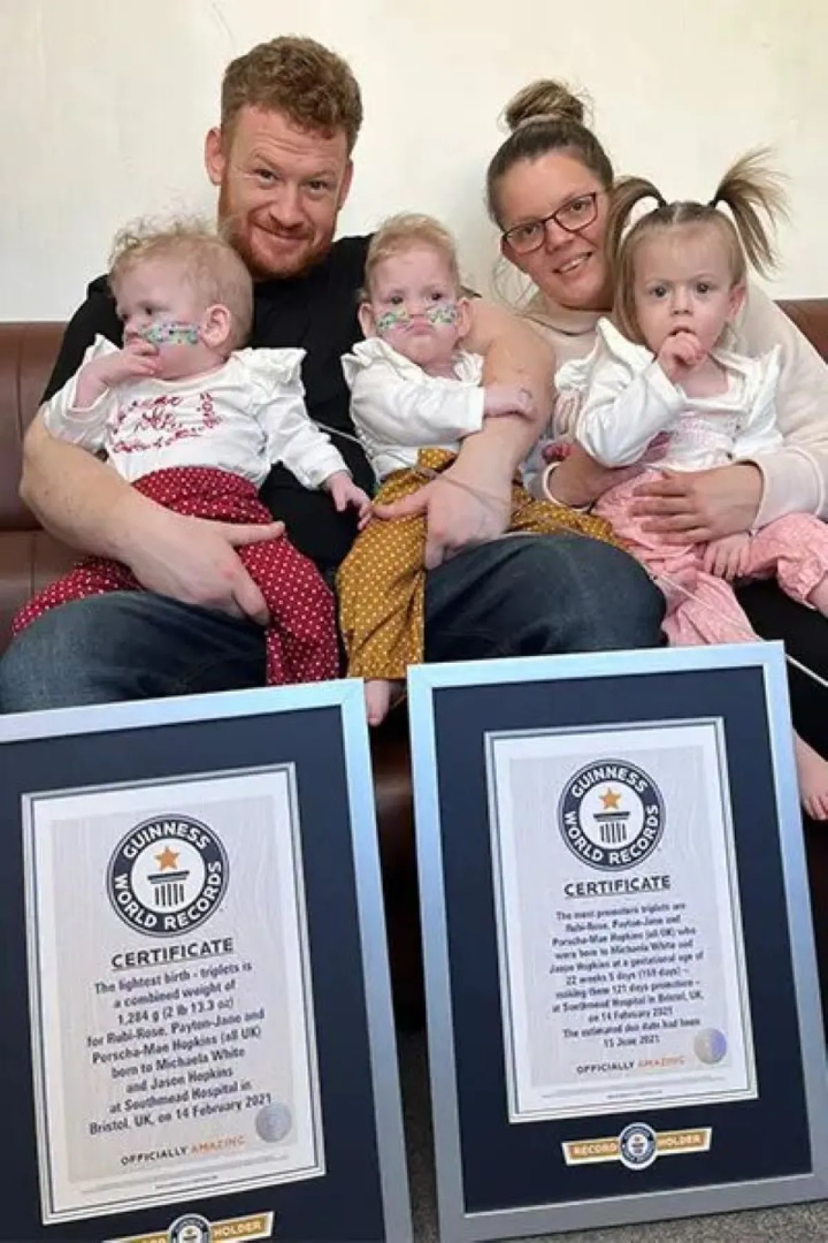 التوأم الثلاثي مع والديهما 