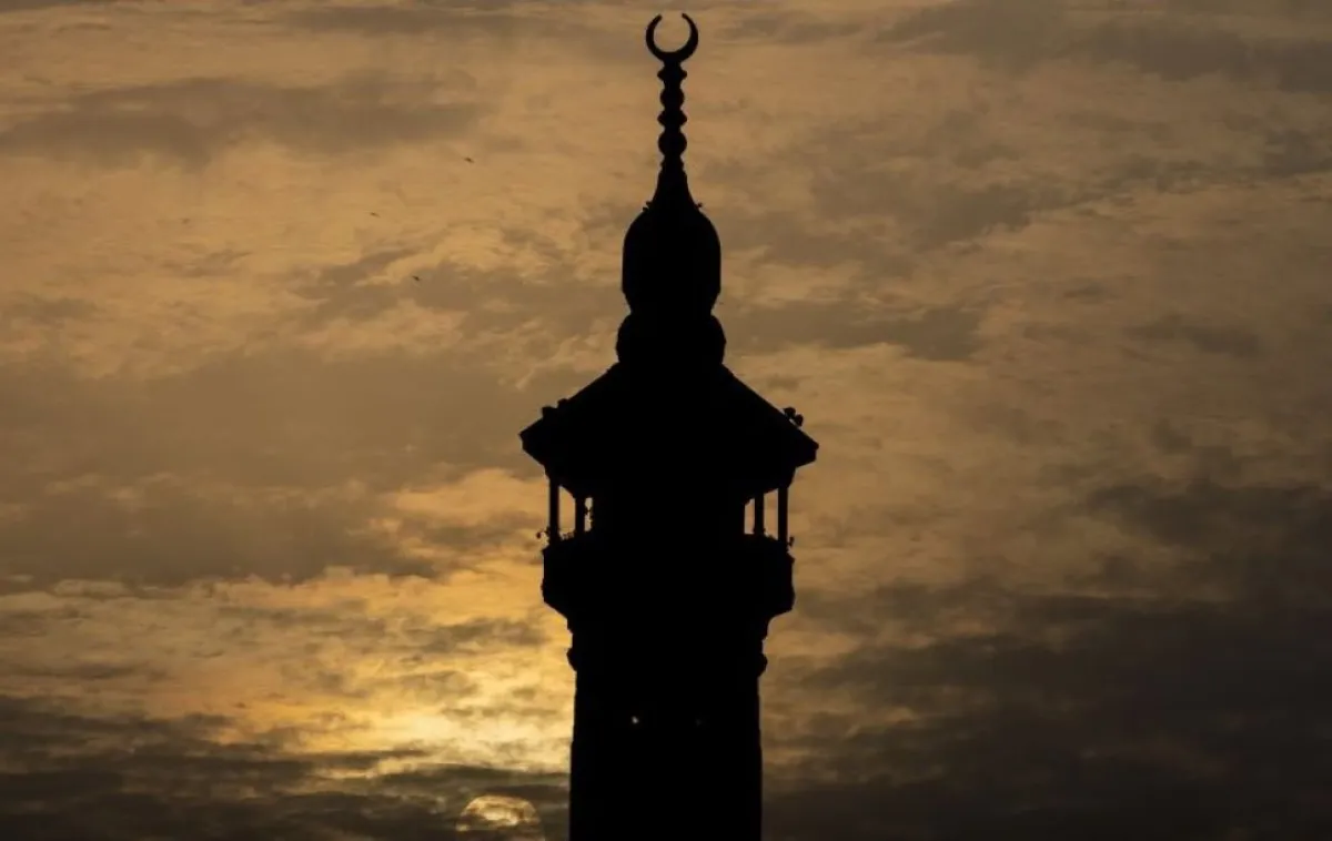 ما حكم من أفطر ناسيا في رمضان؟