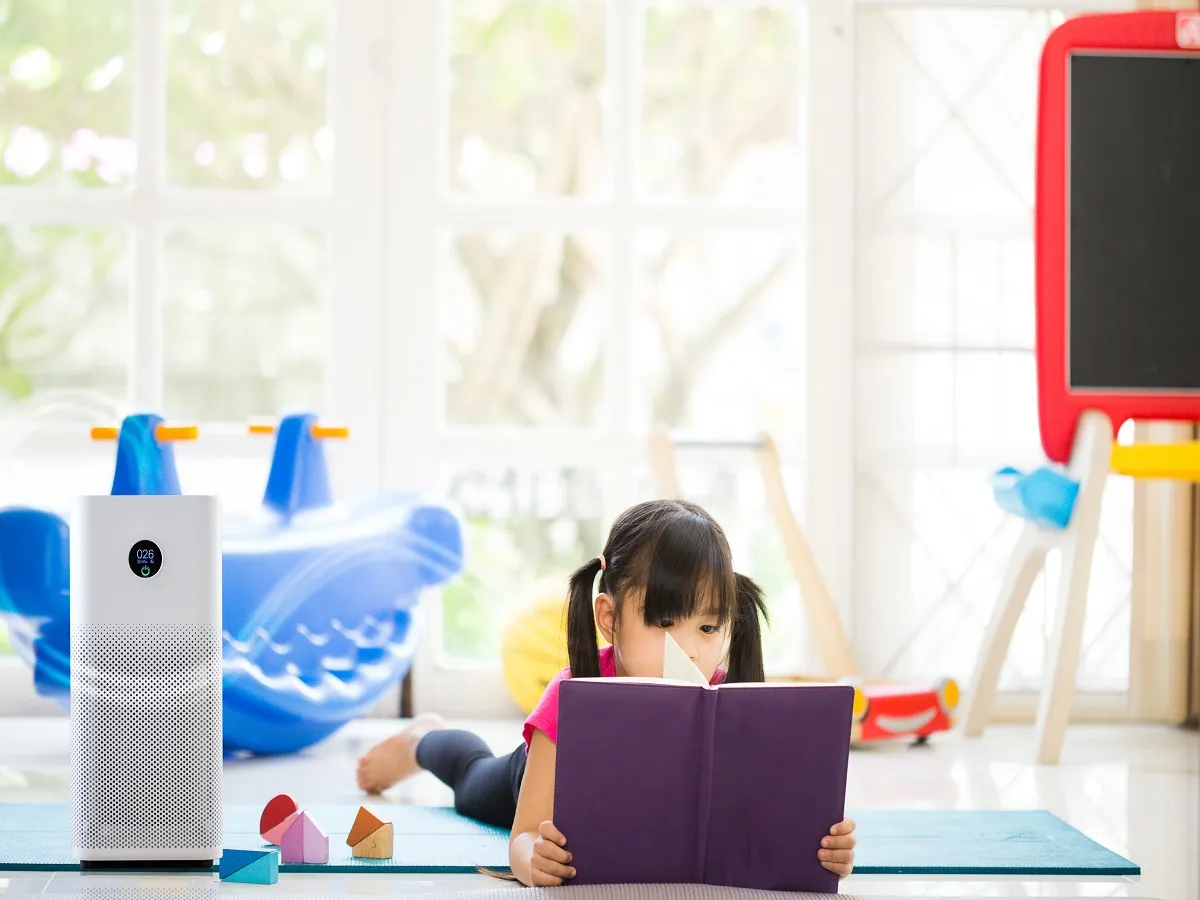 صورة لطفلة تقرأ كتاب